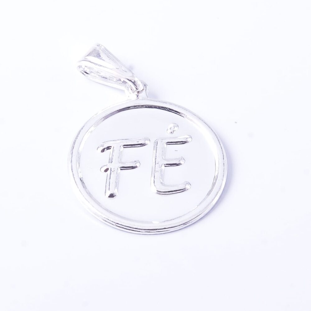 DIJE DE PLATA 925 MEDALLON LABRADO CON PALABRA FE GRANDE - Imagen 2