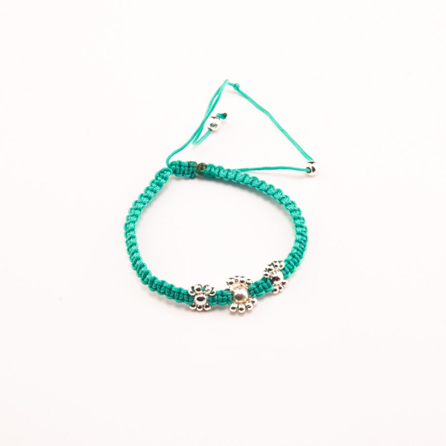 PULSERA MACRAME CON TRES FLORES DE BOLITAS DE PLATA 925 - Imagen 2