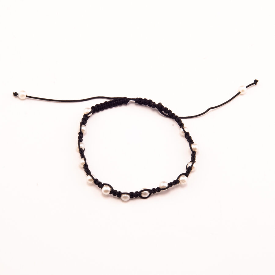 PULSERA MACRAME NEGRA CON PERLAS BLANCAS INTERCALADAS - Imagen 2