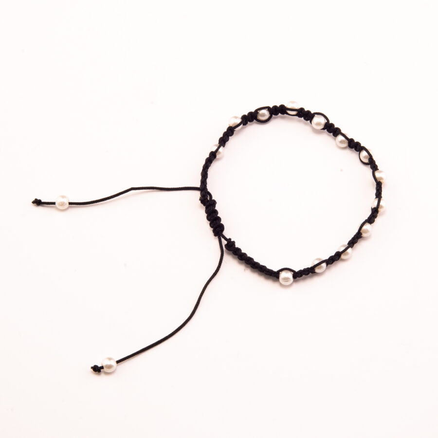 PULSERA MACRAME NEGRA CON PERLAS BLANCAS INTERCALADAS