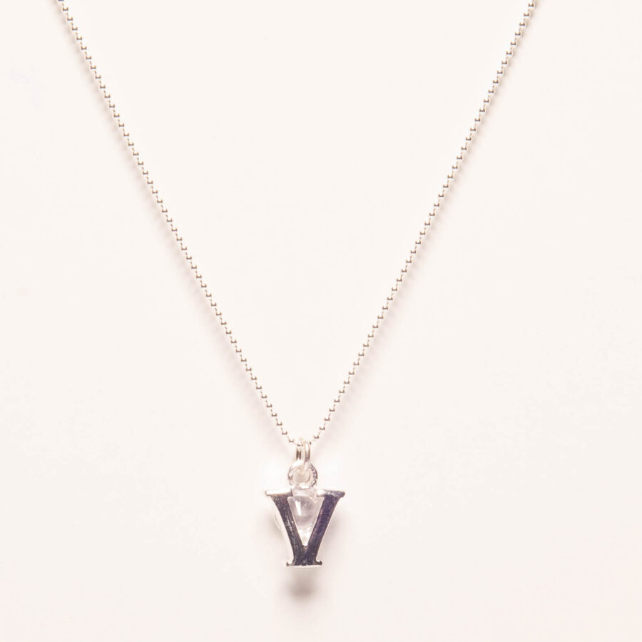 CADENA DE BOLITAS PLATA 925, DIJE DE LETRA V Y ZIRCONIA