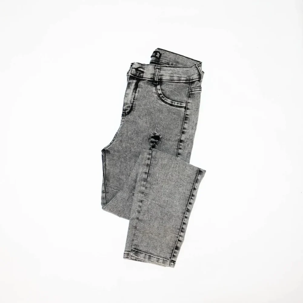 LOC04- JEAN LAS LOCAS- GRIS NEVADO CON ROTURAS