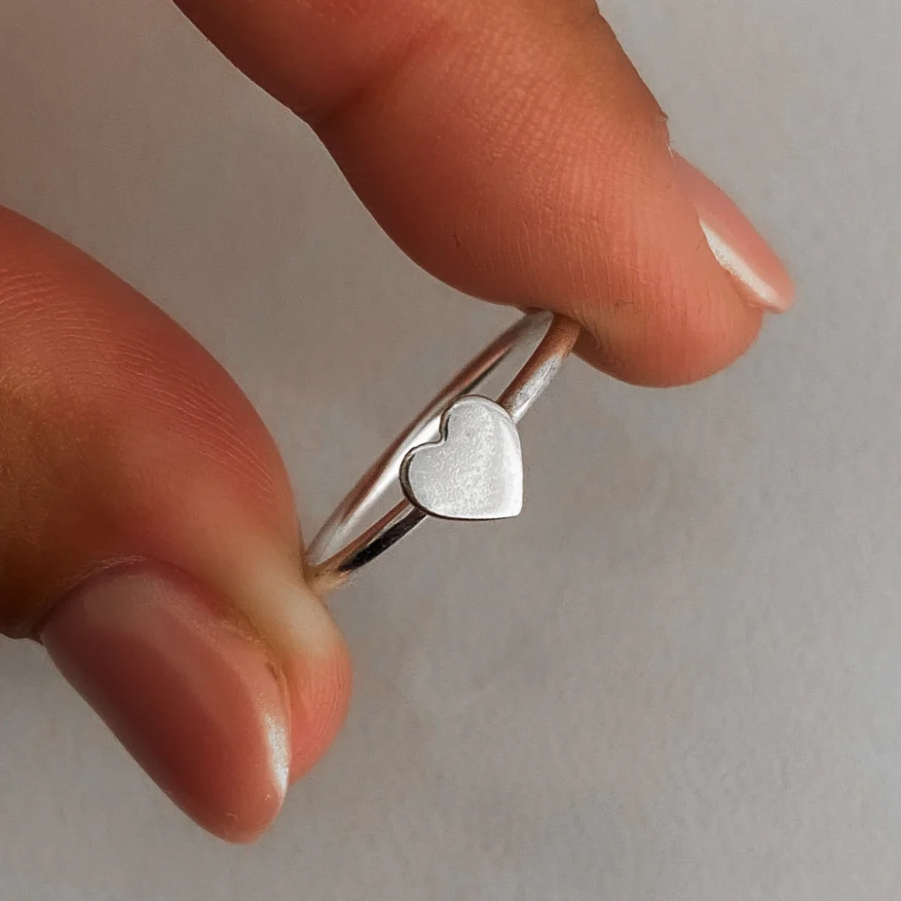 AN1008- ANILLO LISO CON FORMA PLATA 925 (MEDIDA ESTANDAR)