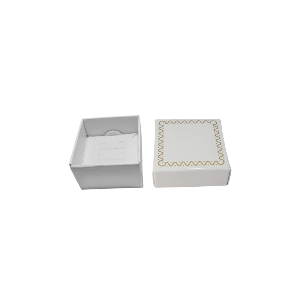 CAJA PARA ANILLO BLANCO MATE Y DISEÑO DE MARCO DORADO - Imagen 2