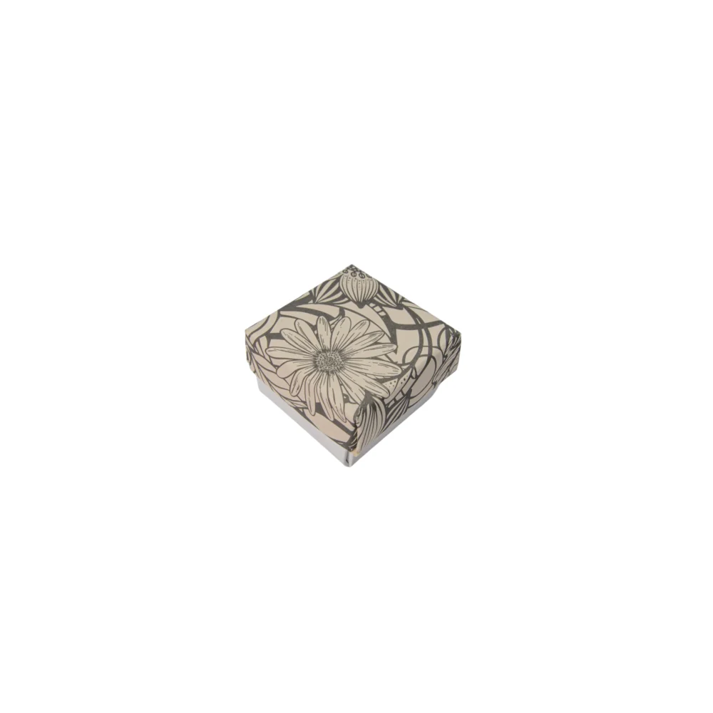 CAJA DE ANILLO DE CARTON ESTAMPADO BEIGE CON FLORES NEGRAS