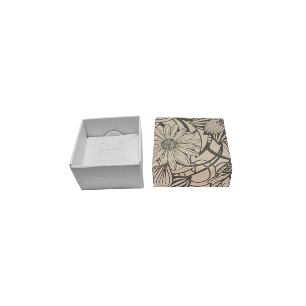 CAJA DE ANILLO DE CARTON ESTAMPADO BEIGE CON FLORES NEGRAS - Imagen 2